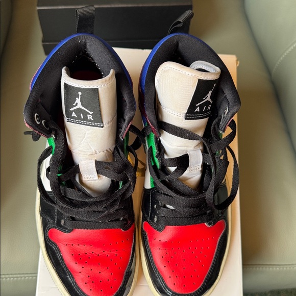 Women’s Air Jordan, one mid SE black white university red - Picture 9 of 10